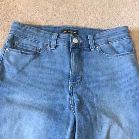 Its skinny jeans with a very pretty blue colour in it - Picture 5 of 6